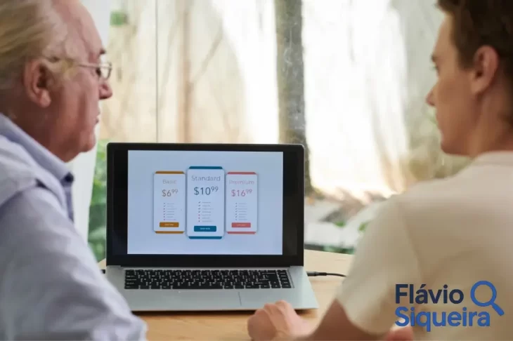 Duas pessoas analisando planos de assinatura exibidos em um notebook, refletindo a tomada de decisão sobre contratação de serviços pagos e controle de gastos mensais.