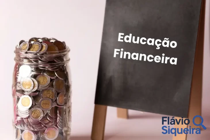 Pote transparente repleto de moedas ao lado de lousa com a frase “Educação Financeira”, simbolizando o hábito de poupar e o aprendizado sobre dinheiro.