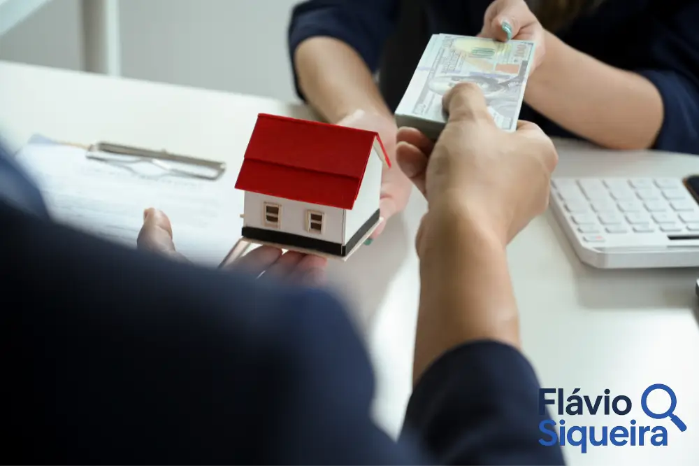 Pessoa entregando dinheiro em troca de uma casa em miniatura, simbolizando a contratação de empréstimo para financiar a compra de imóvel.