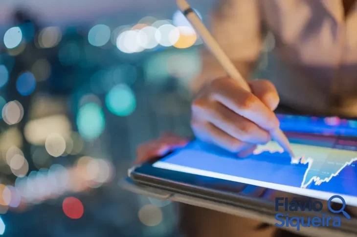 Pessoa analisando gráfico financeiro em tablet com caneta digital, representando o planejamento e início de investimentos no começo do ano.