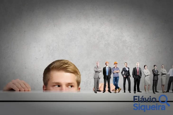 Homem observando diversas figuras profissionais, representando o processo de escolha e reflexão diante de uma possível mudança de carreira.