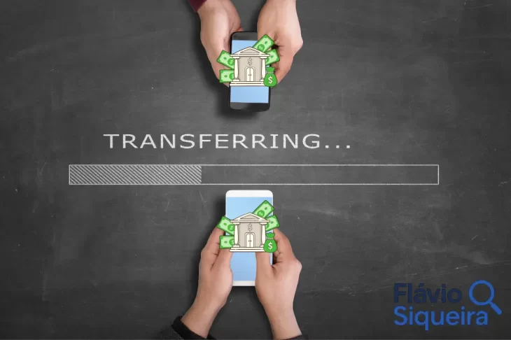 Duas mãos segurando celulares com ícones de banco e dinheiro, sobre fundo com barra de progresso e a palavra “Transferring”, representando a portabilidade de crédito entre instituições.