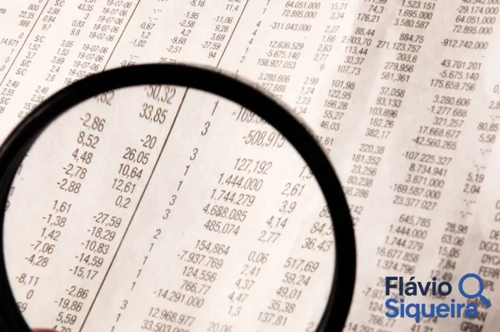 Lupa sobre uma tabela com números e valores, ilustrando a análise de extratos bancários e a distinção entre lançamentos de débito e crédito em conta corrente.