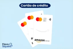 Três cartões de crédito Amazon com design branco minimalista, logo da Amazon e bandeira Mastercard, sobre fundo azul claro.