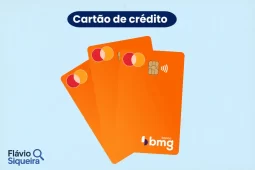 Três cartões de crédito BMG na cor laranja, com bandeira Mastercard e tecnologia de aproximação, dispostos sobre fundo azul claro.
