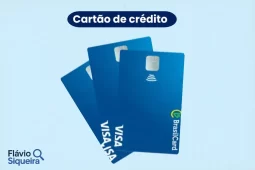 Três cartões de crédito Brasilcard em azul, com bandeira Visa e tecnologia de aproximação, sobre fundo azul claro.
