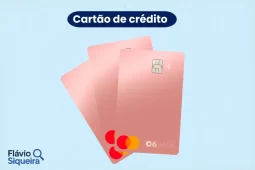 Três cartões de crédito C6 na cor rosé, bandeira Mastercard e tecnologia de aproximação, dispostos sobre fundo azul claro.