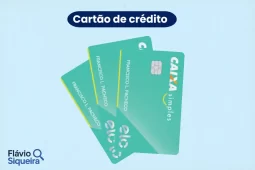 Imagem de três cartões de crédito Caixa Simples, com bandeira Elo, em tons de verde e detalhes amarelos, sobre fundo azul claro.