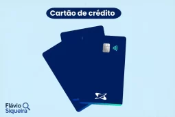 Três cartões de crédito Credicard em azul escuro, com chip e tecnologia de aproximação, dispostos sobre fundo azul claro.