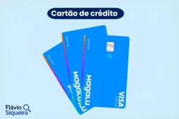 Três cartões de crédito Magalu na cor azul com detalhes coloridos, bandeira Visa Platinum, dispostos sobre um fundo azul claro.