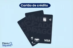 Imagem de três cartões de crédito Mercado Pago com bandeira Visa, em design preto e fundo azul claro.