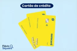 Três cartões de crédito Ourocard Fácil em amarelo, bandeira Visa, com tecnologia de aproximação, sobre fundo azul claro.