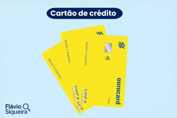 Três cartões de crédito Ourocard Fácil em amarelo, bandeira Visa, com tecnologia de aproximação, sobre fundo azul claro.