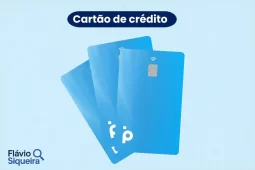 Três cartões de crédito PAN em azul degradê, com chip e tecnologia de aproximação, dispostos sobre fundo azul claro.