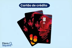 Três cartões de crédito Santander Free, com design preto e vermelho, bandeira Mastercard e tecnologia de aproximação, sobre fundo azul claro.