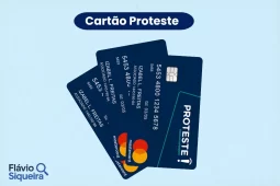 Três cartões pré-pagos Proteste em azul escuro, bandeira Mastercard e chip com tecnologia de aproximação, sobre fundo azul claro.