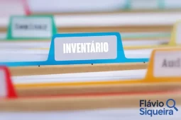 Pasta de arquivo com a palavra inventário em destaque, representando a organização de bens e documentos após o falecimento de uma pessoa.