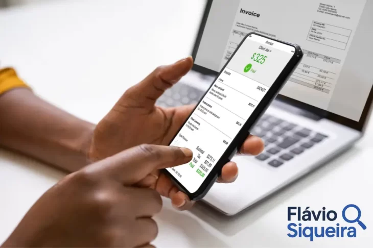 Pessoa segurando um celular com extrato bancário na tela, em frente a um notebook com um boleto aberto. No canto inferior direito aparece o logotipo “Flávio Siqueira”. A imagem representa o pagamento digital do boleto do MEI.