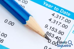 Lápis azul sobre uma folha com valores numéricos e coluna 