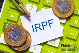 Calculadora verde, moedas e papel com IRPF, simbolizando o parcelamento IRPF como solução para o pagamento do imposto de renda.