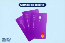 Imagem do cartão de crédito Nubank na cor roxa, exibidos lado a lado.