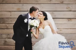 Casal de noivos se beijando em ensaio fotográfico, simbolizando a escolha dos regimes de casamento no Brasil.