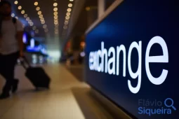 Sinal de exchange em aeroporto usado por estudantes em intercâmbio
