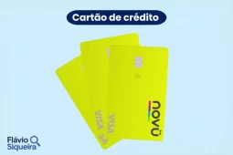Cartões de crédito Novücard amarelos com bandeira Visa sobre fundo azul claro.