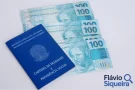 Carteira de Trabalho ao lado de notas de 100 reais, simbolizando o FGTS Saque-Aniversário.