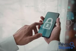 Pessoa usando celular com ícone de cadeado na tela, simbolizando compras online com segurança.