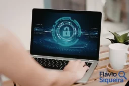 Golpe do limpa nome, cadeado dourado sobre teclado de computador, representando fraude e proteção de dados.