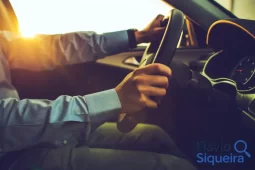 Motorista ao volante dentro do carro, simbolizando o parcelamento do IPVA.