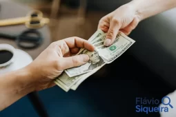 Pessoa recebendo notas de dólar, simbolizando renda extra em dólar.