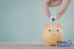 Cofrinho com símbolo de saúde, representando o benefício do salário-maternidade.